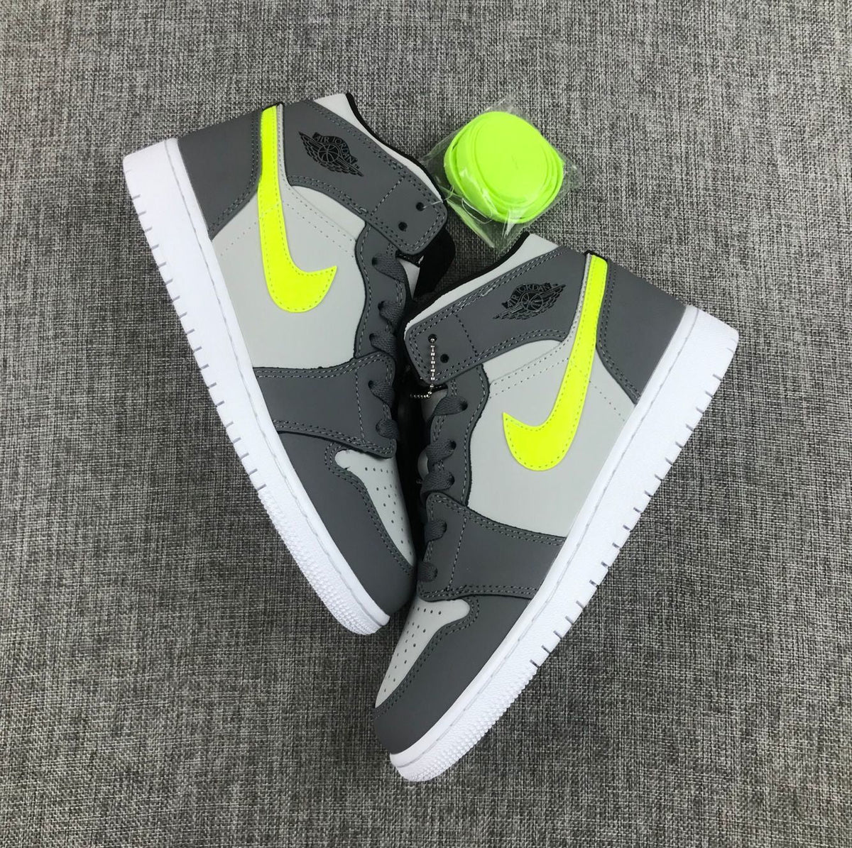 Air Jordan 1 Mid Grey Volt Sneakers 554724-072