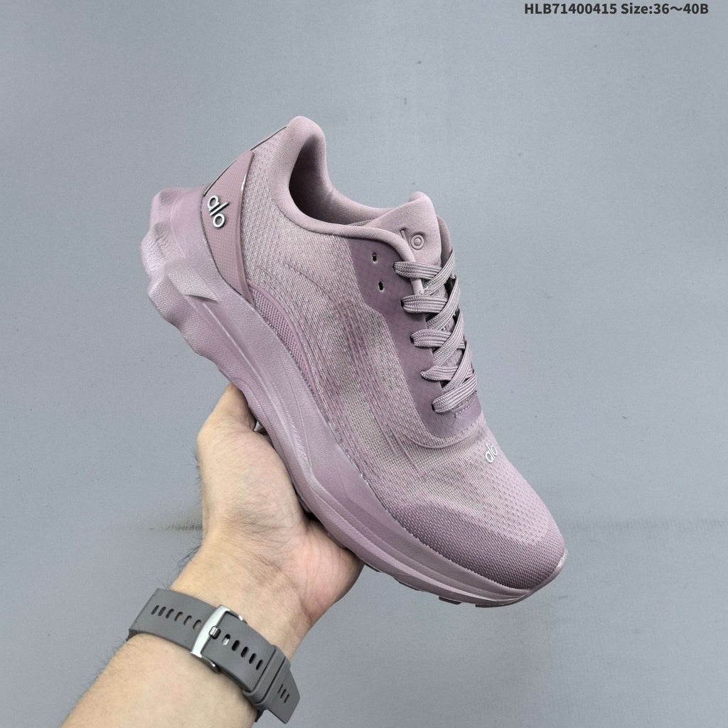 Alo Yoga Alo Runner Low-Top Sneakers in Mauve