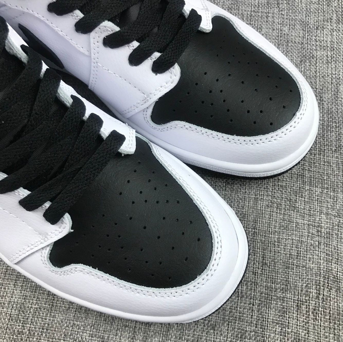 Jordan 1 Mid Reverse Black Toe Black and White Sneakers BQ6472-101