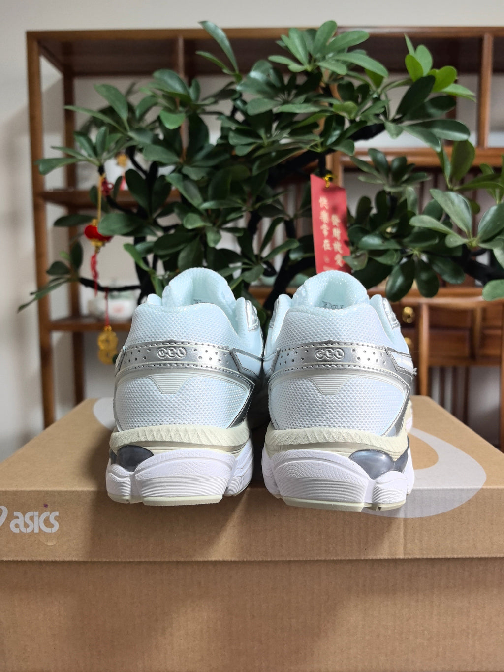 ASICS GEL-Cumulus 16 White and Grey Sneakers
