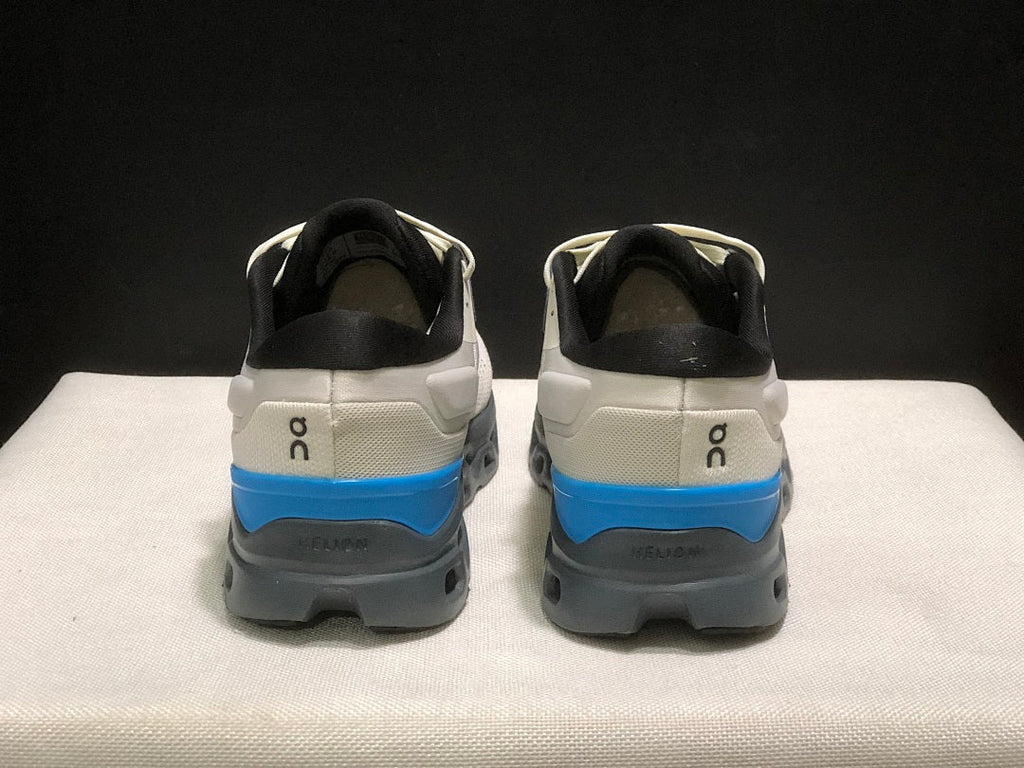 On Cloudstratus 3 Running Shoes in Cream and Gray