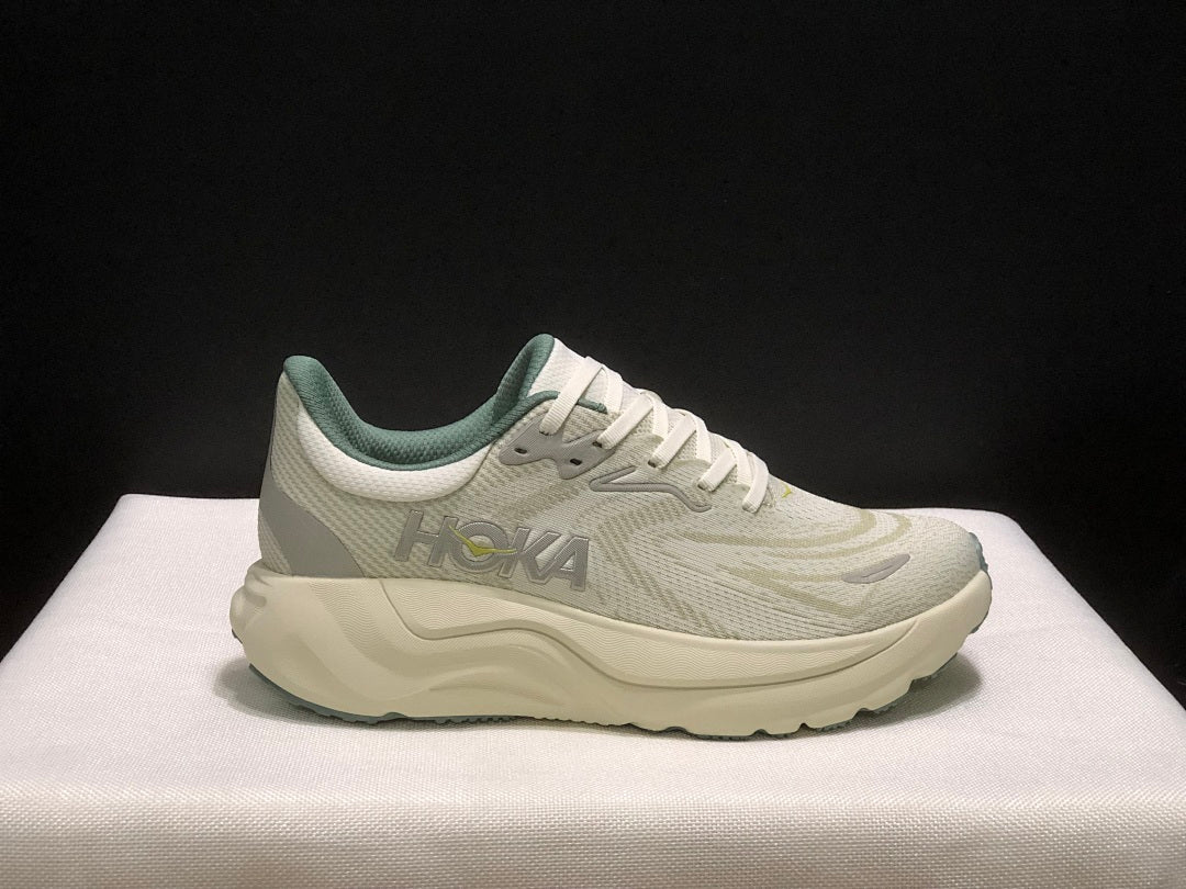 HOKA Arahi 8 Running Shoes in Cream and Sage