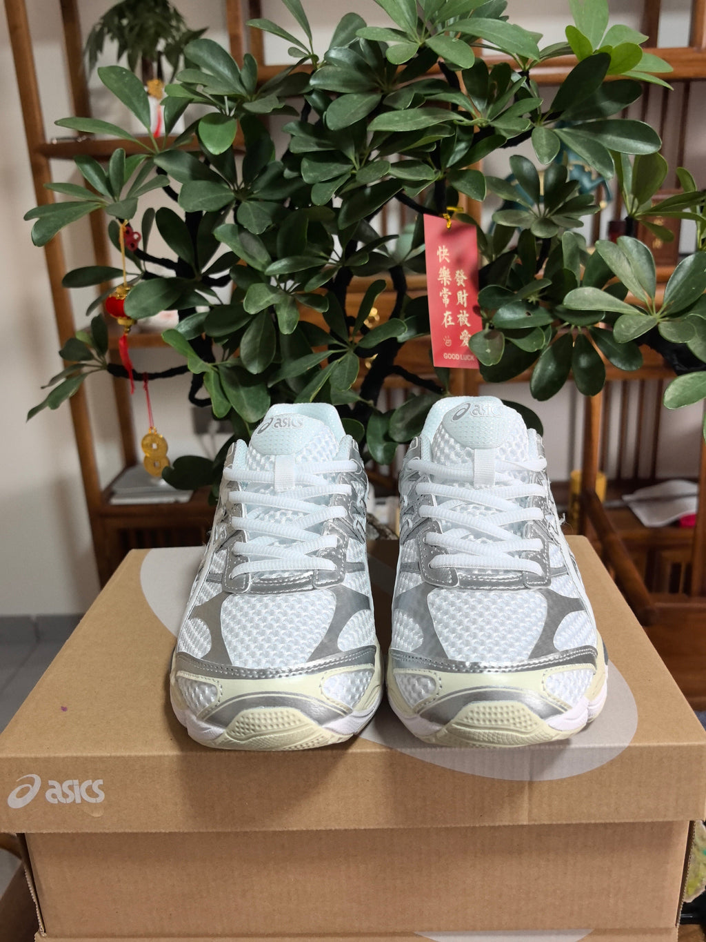 ASICS GEL-Cumulus 16 White and Grey Sneakers