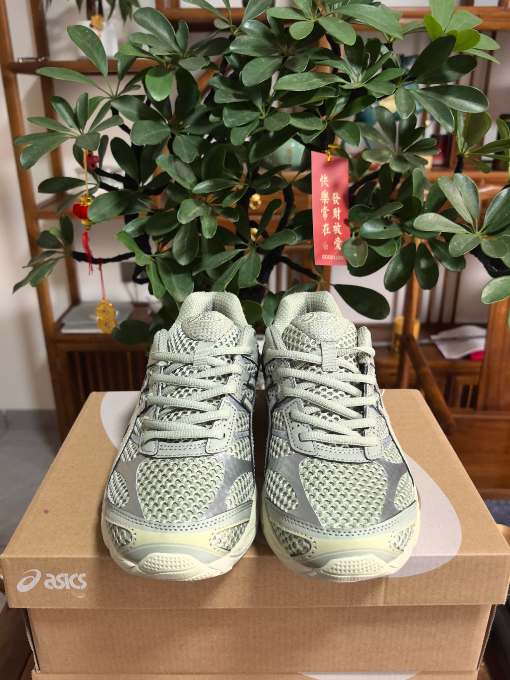 ASICS GEL-Cumulus 16 Sneakers in Gray and Fluorescent Green