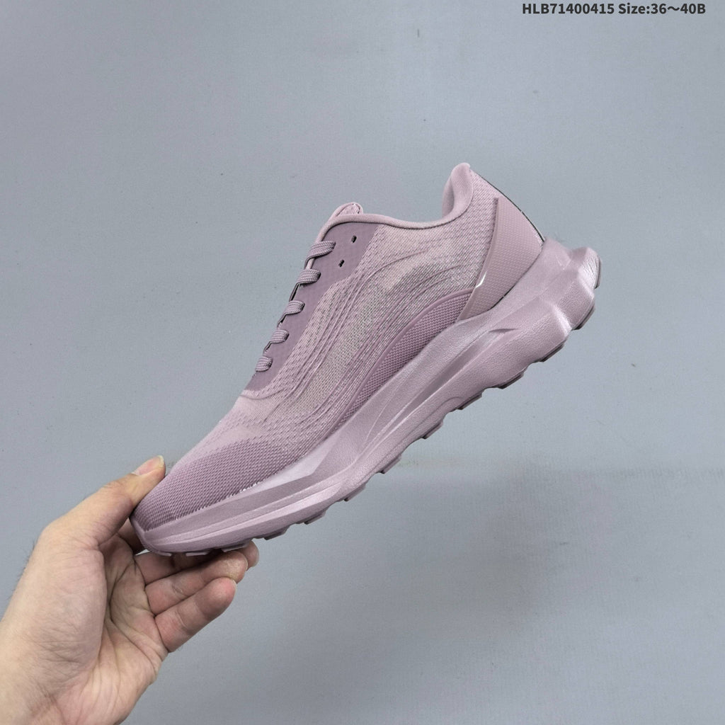 Alo Yoga Alo Runner Low-Top Sneakers in Mauve