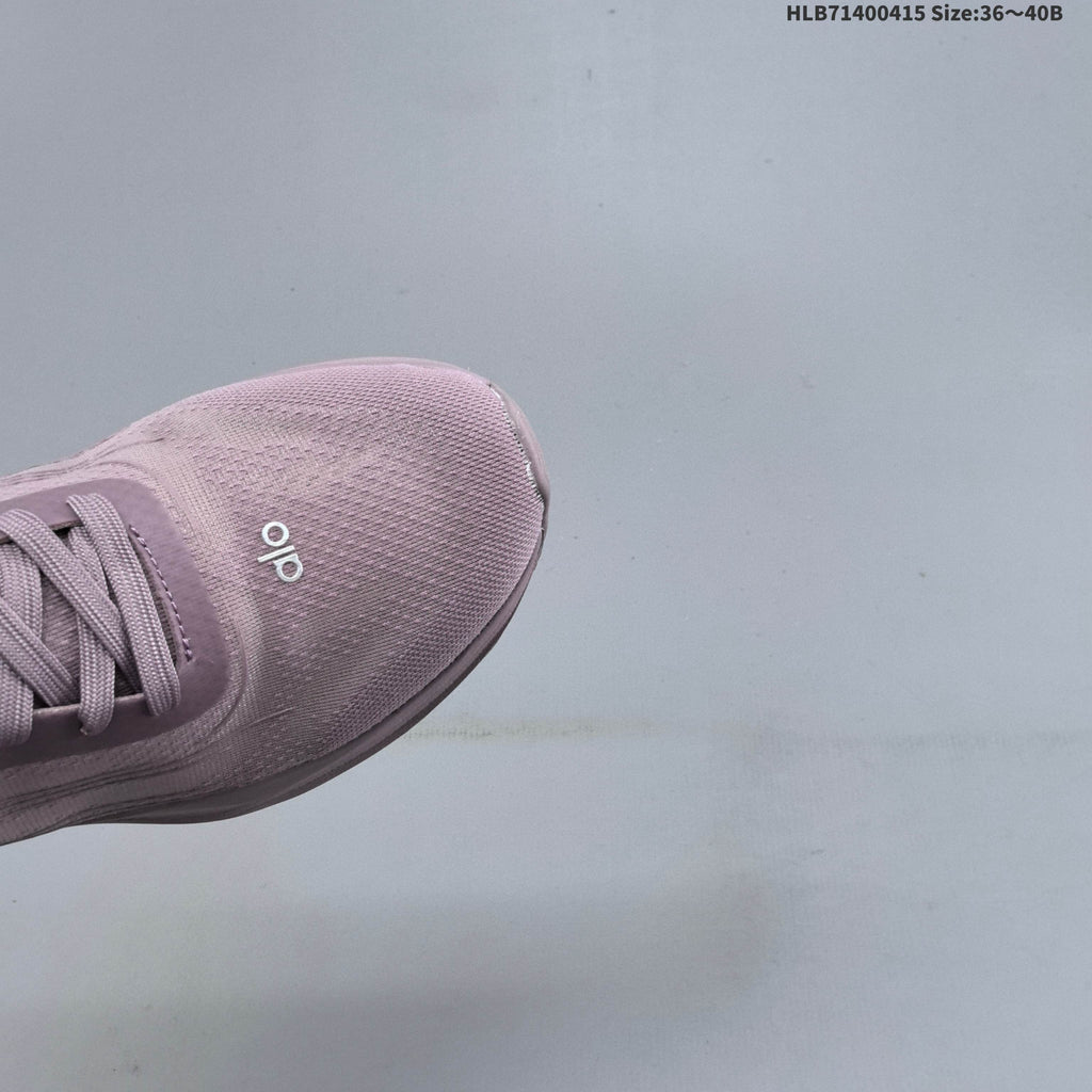 Alo Yoga Alo Runner Low-Top Sneakers in Mauve