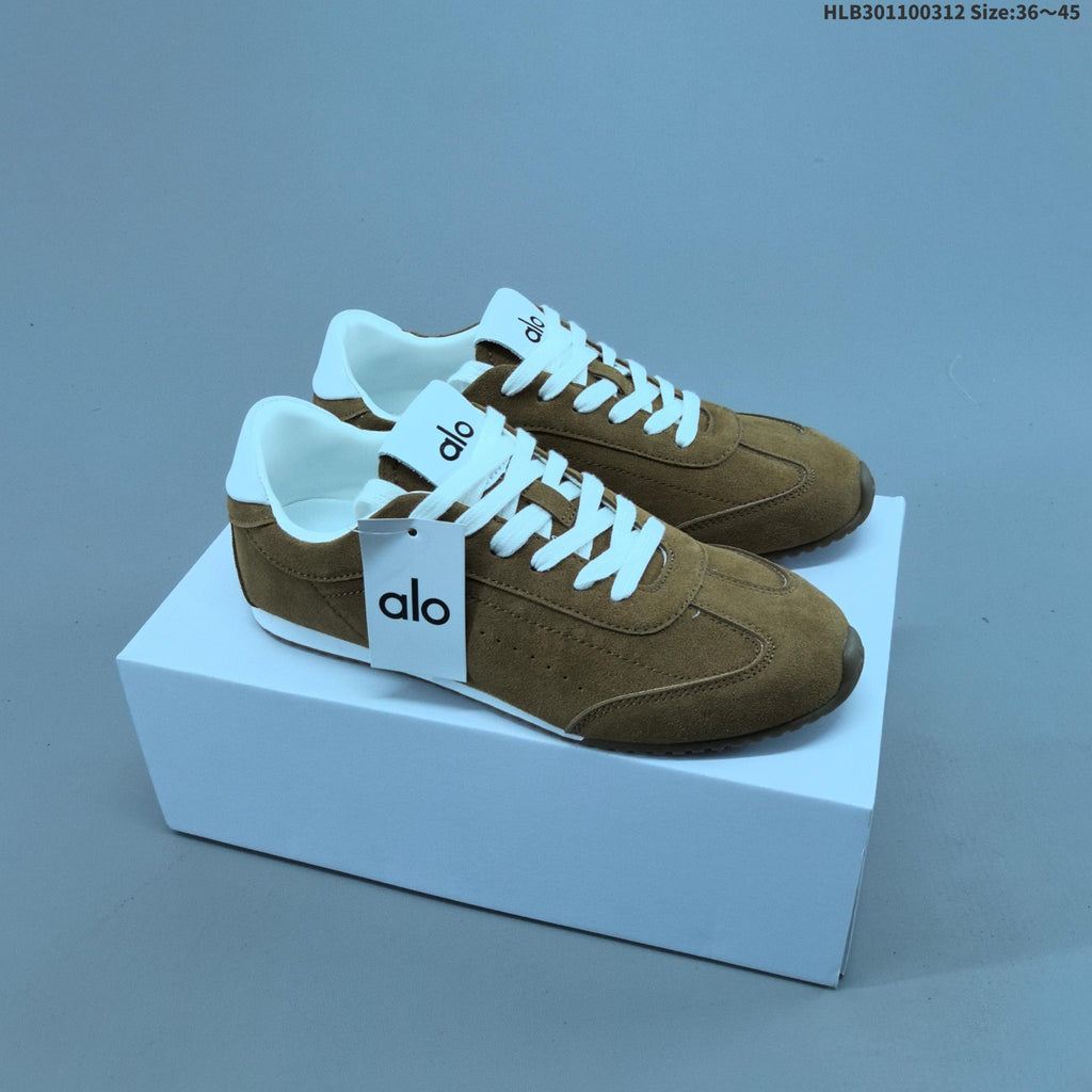 Alo Sunset Sneakers in Suede-Look Low-Top Style