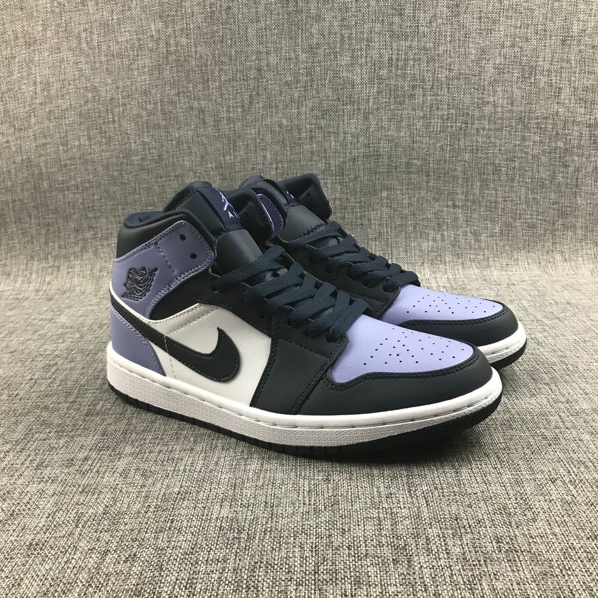 Jordan 1 Mid Sneakers Deep Blue Toe 554724-445