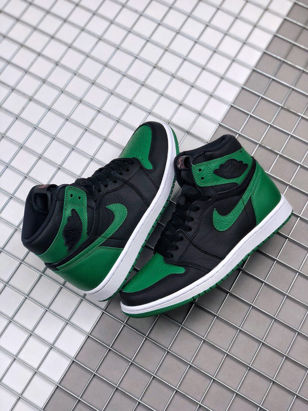 Air Jordan 1 High Pine Green Black Sneakers 555088-030