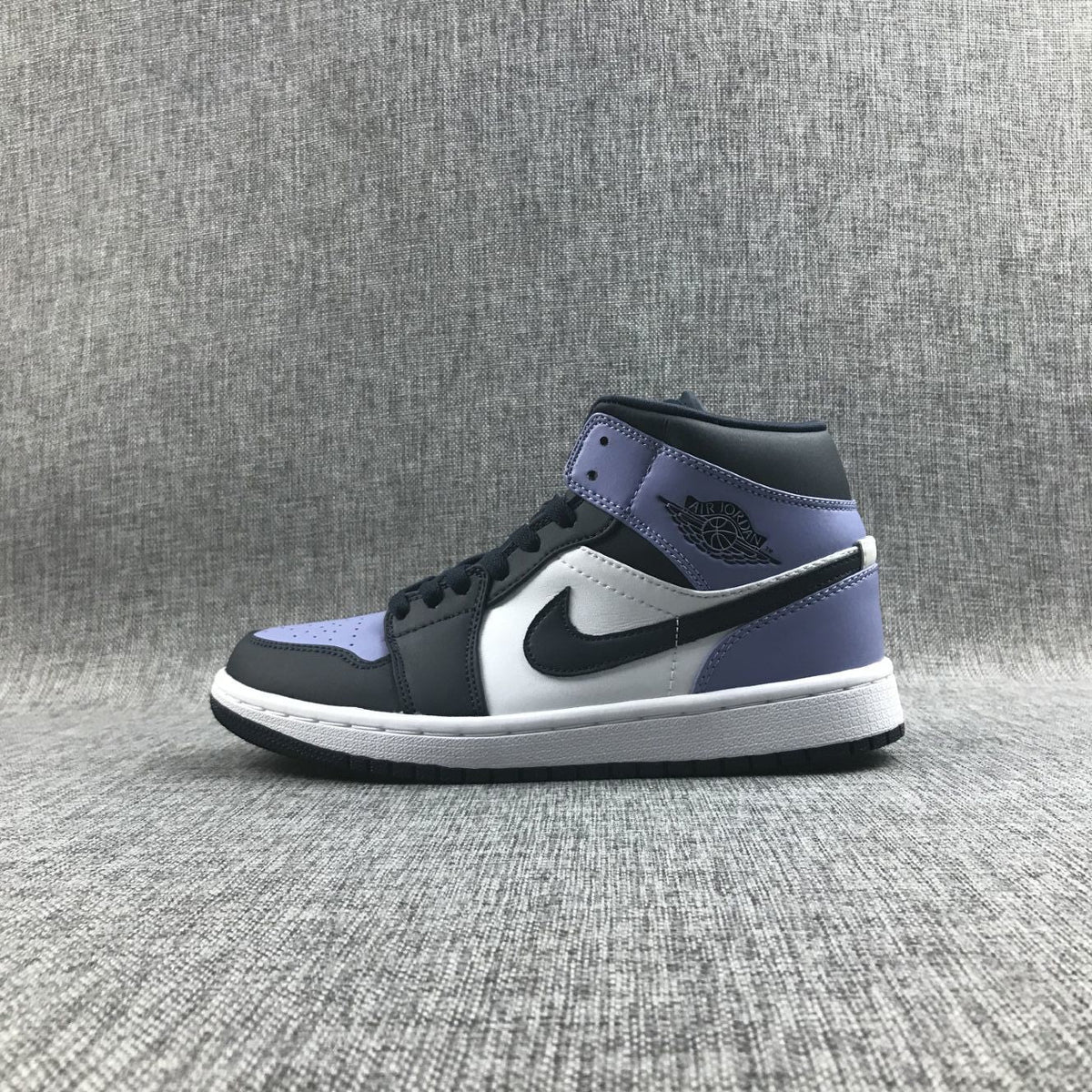 Jordan 1 Mid Sneakers Deep Blue Toe 554724-445
