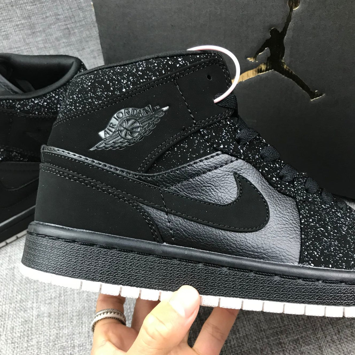 Jordan Air Jordan 1 Mid Black and White Sneakers 554724-001