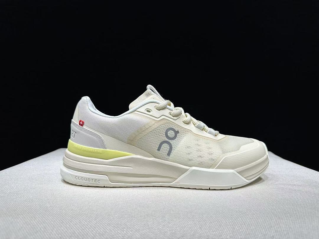 On The Roger Advantage Pro Tennis Sneakers Cream