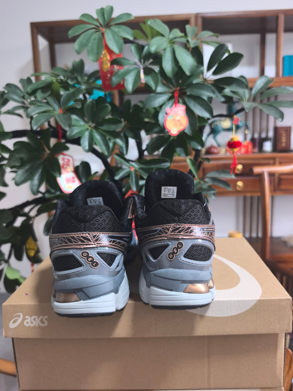 ASICS GEL-KAYANO 20 Black and Pale Pink Sneakers
