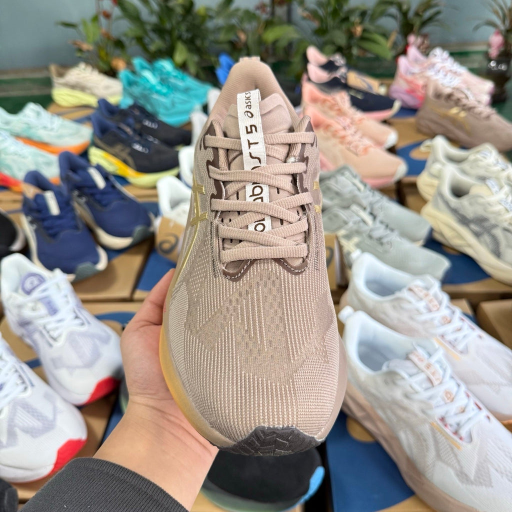 ASICS NOVABLAST 5 LE Brown Running Shoes