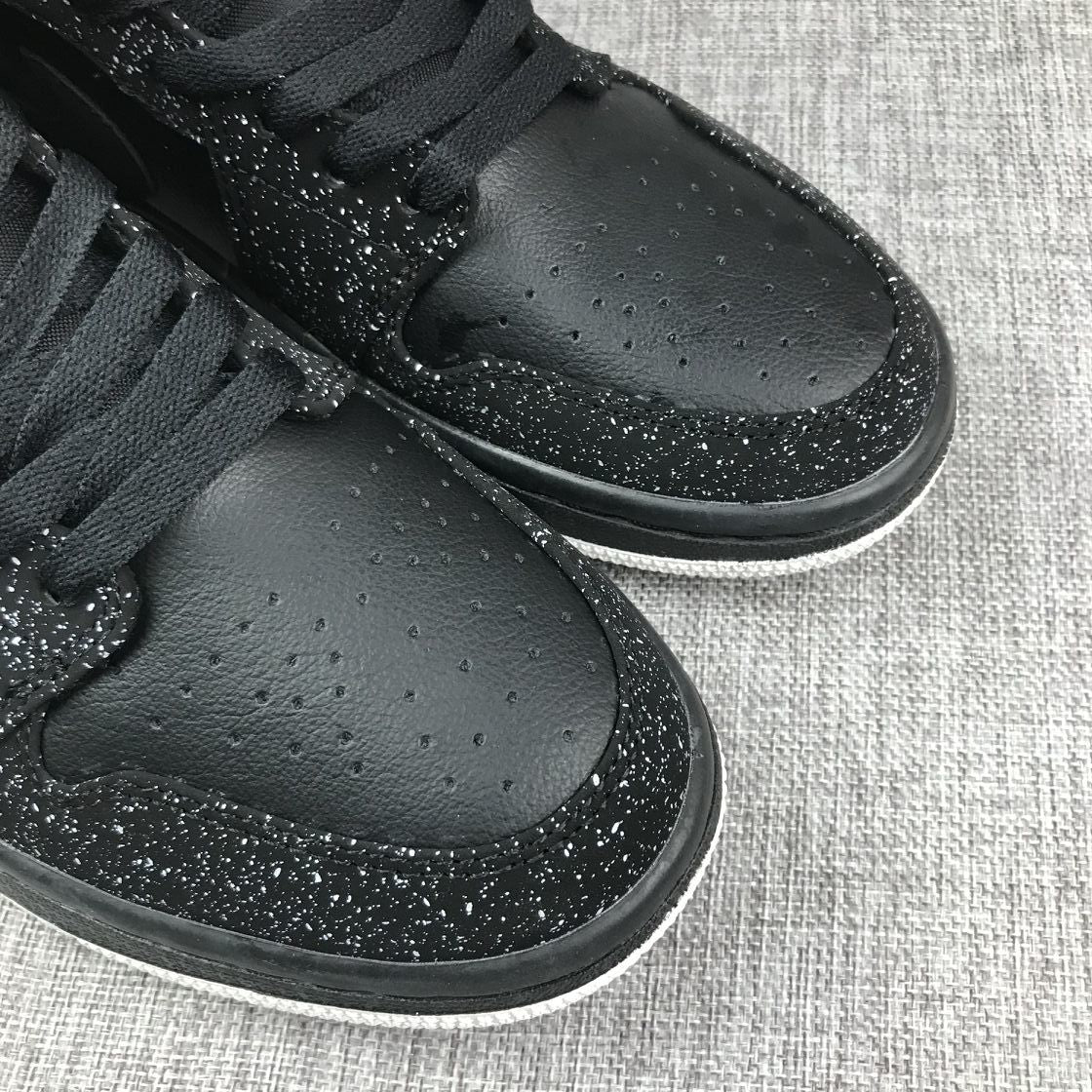 Jordan Air Jordan 1 Mid Black and White Sneakers 554724-001