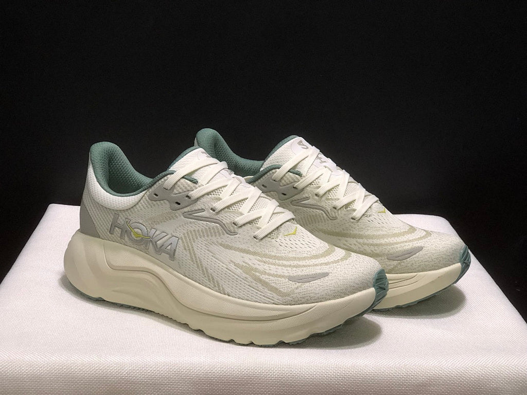 HOKA Arahi 8 Running Shoes in Cream and Sage