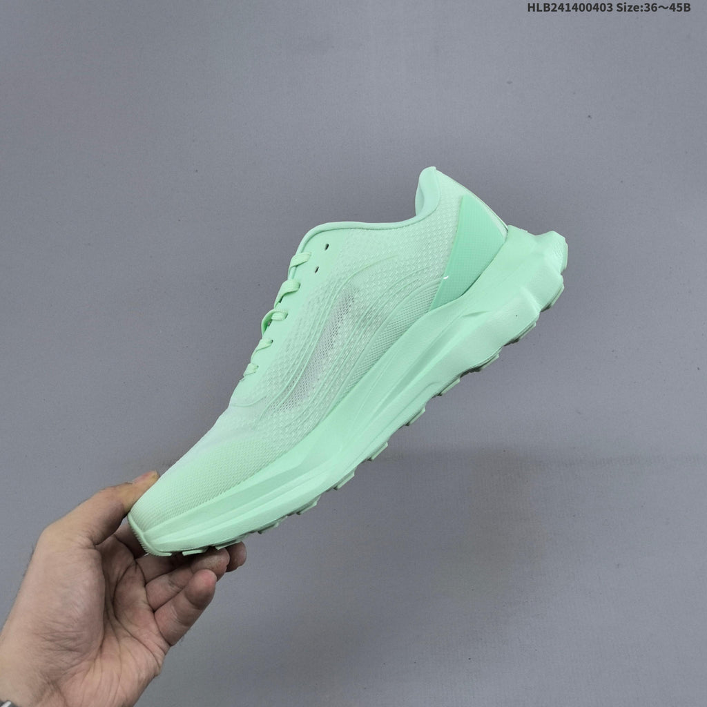 Alo Yoga Alo Runner Low-Top Sneakers in Mint Green