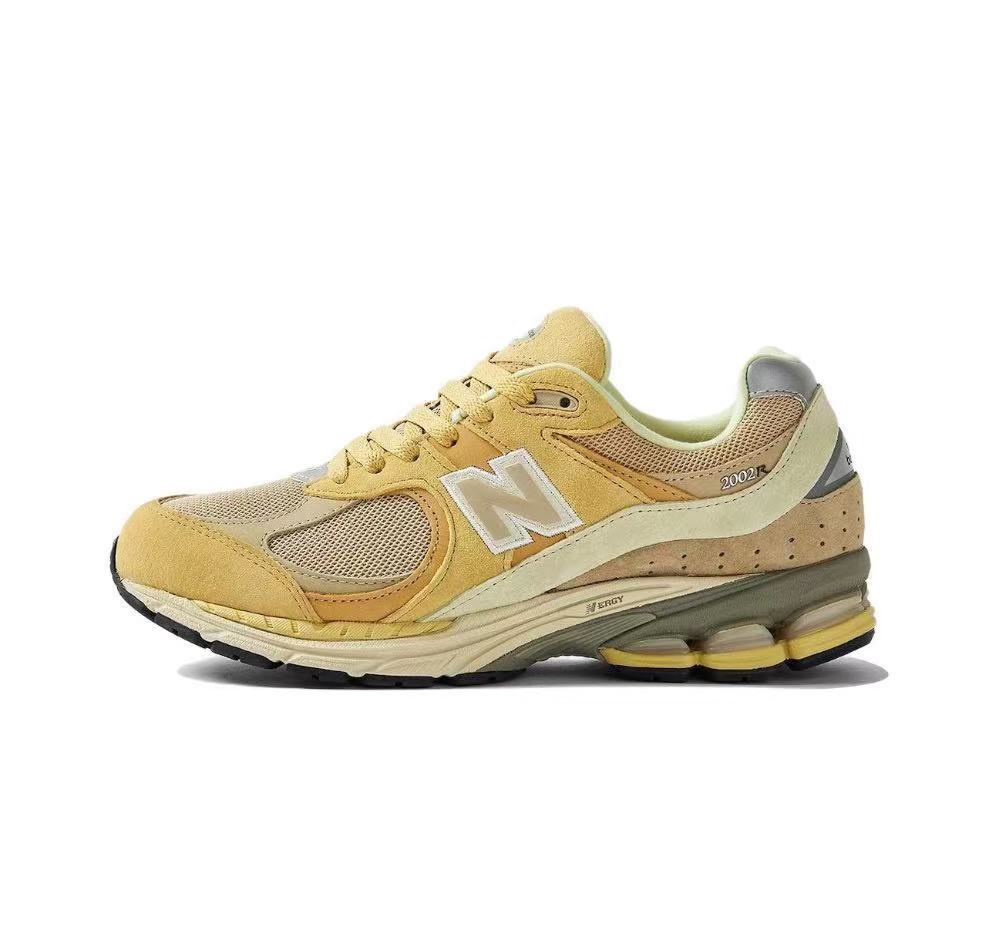 New Balance 2002R M2002RE1 Sneakers in Tan
