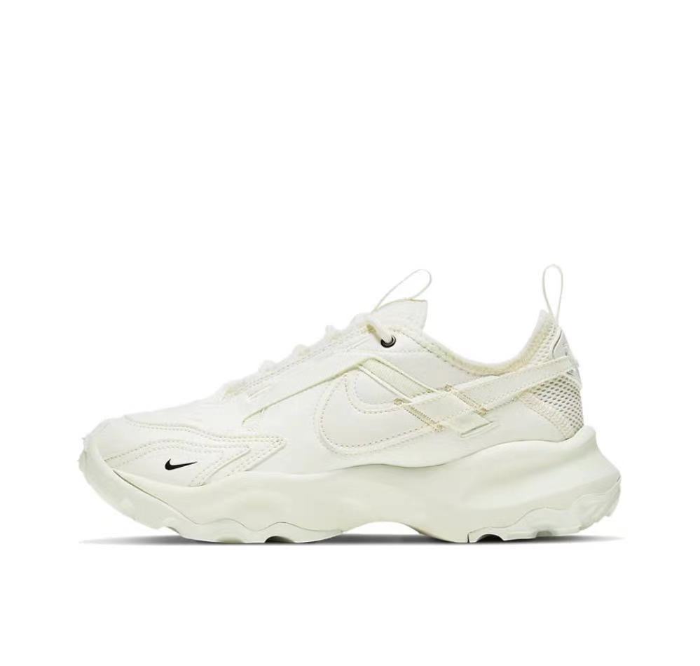 Nike DD9682 White Chunky Sneakers